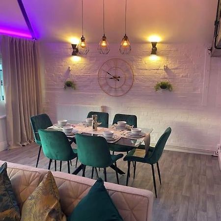 Lovely 2 Bedroom Penthouse Apartment In Chester - Free Parking!! 切斯特 外观 照片