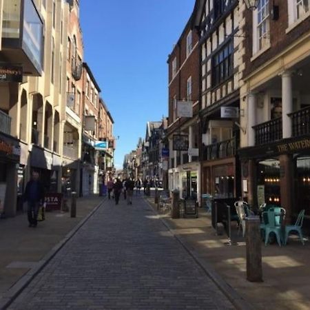 Lovely 2 Bedroom Penthouse Apartment In Chester - Free Parking!! 切斯特 外观 照片