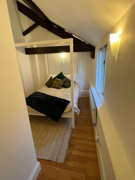 Lovely 2 Bedroom Penthouse Apartment In Chester - Free Parking!! 切斯特 外观 照片