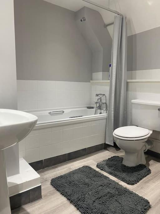Lovely 2 Bedroom Penthouse Apartment In Chester - Free Parking!! 切斯特 外观 照片