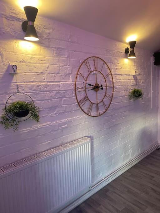 Lovely 2 Bedroom Penthouse Apartment In Chester - Free Parking!! 切斯特 外观 照片