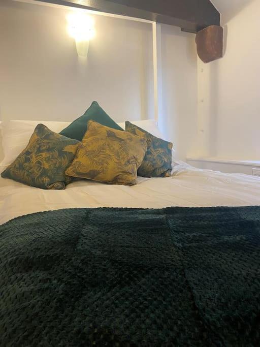Lovely 2 Bedroom Penthouse Apartment In Chester - Free Parking!! 切斯特 外观 照片