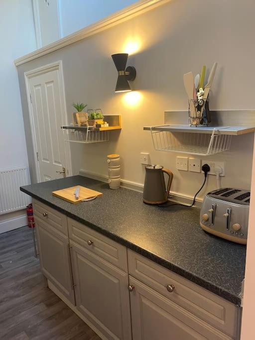 Lovely 2 Bedroom Penthouse Apartment In Chester - Free Parking!! 切斯特 外观 照片