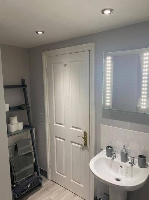 Lovely 2 Bedroom Penthouse Apartment In Chester - Free Parking!! 切斯特 外观 照片