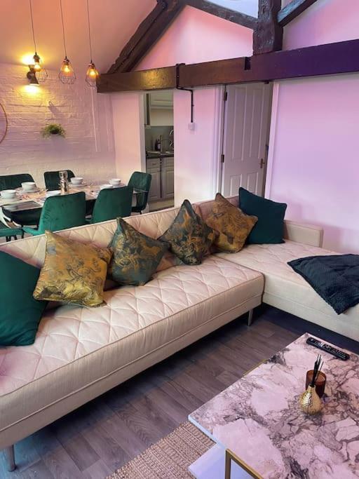 Lovely 2 Bedroom Penthouse Apartment In Chester - Free Parking!! 切斯特 外观 照片