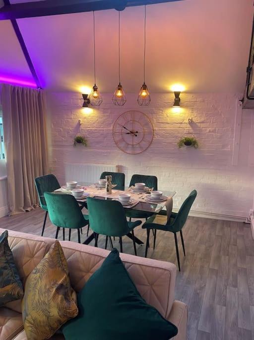 Lovely 2 Bedroom Penthouse Apartment In Chester - Free Parking!! 切斯特 外观 照片