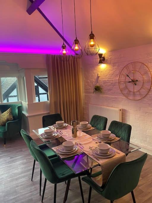 Lovely 2 Bedroom Penthouse Apartment In Chester - Free Parking!! 切斯特 外观 照片