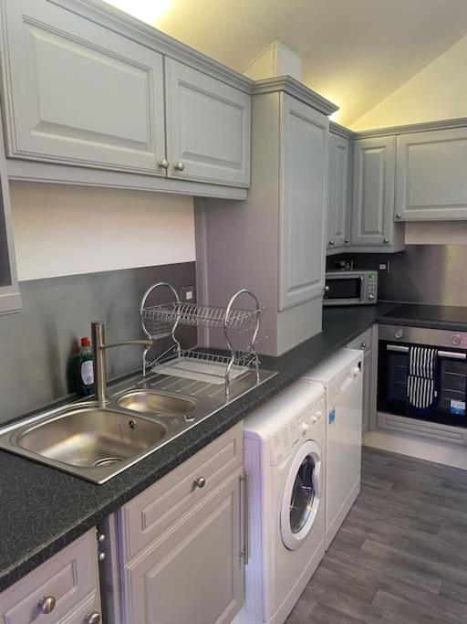 Lovely 2 Bedroom Penthouse Apartment In Chester - Free Parking!! 切斯特 外观 照片