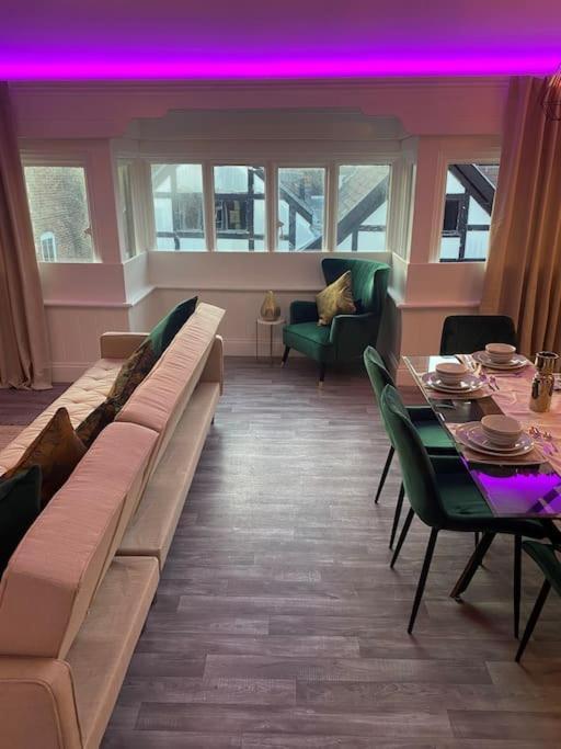 Lovely 2 Bedroom Penthouse Apartment In Chester - Free Parking!! 切斯特 外观 照片