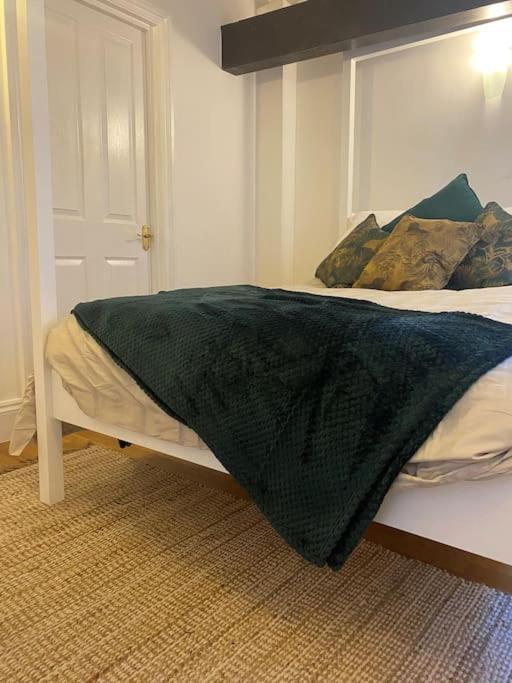Lovely 2 Bedroom Penthouse Apartment In Chester - Free Parking!! 切斯特 外观 照片
