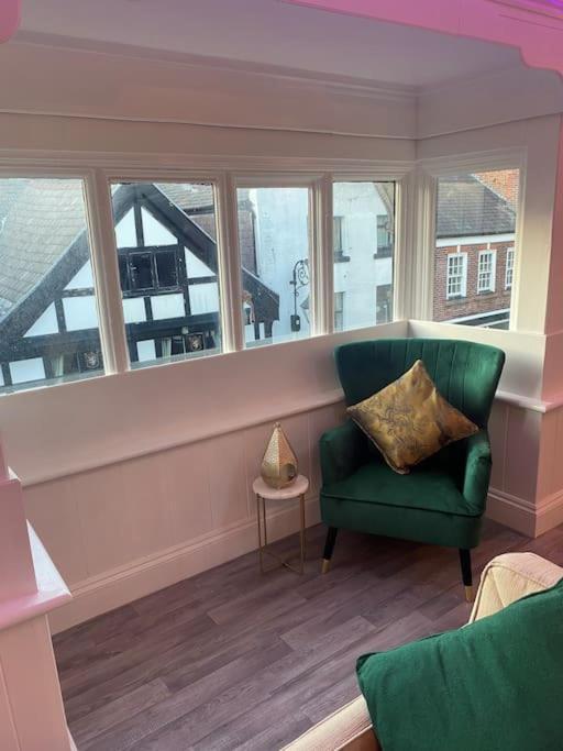 Lovely 2 Bedroom Penthouse Apartment In Chester - Free Parking!! 切斯特 外观 照片