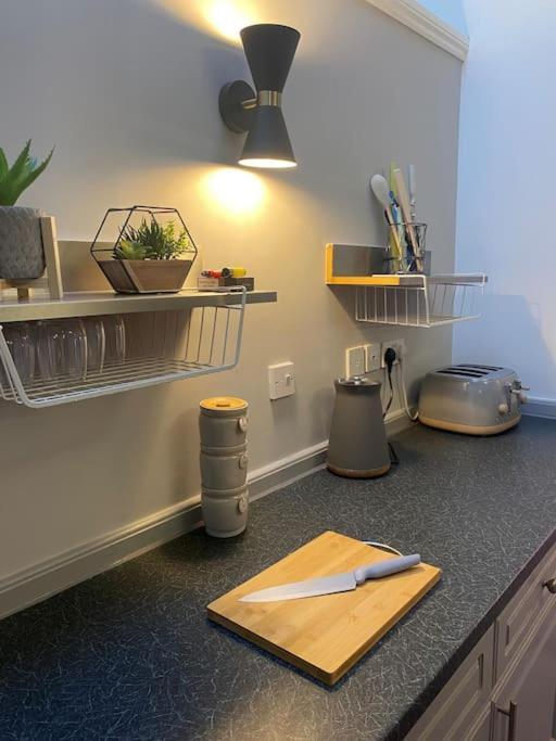 Lovely 2 Bedroom Penthouse Apartment In Chester - Free Parking!! 切斯特 外观 照片