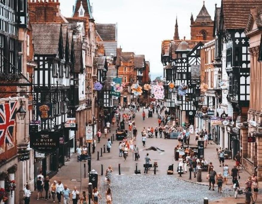Lovely 2 Bedroom Penthouse Apartment In Chester - Free Parking!! 切斯特 外观 照片