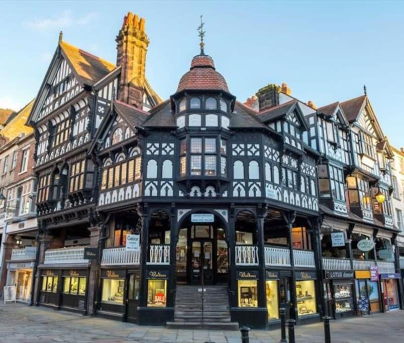 Lovely 2 Bedroom Penthouse Apartment In Chester - Free Parking!! 切斯特 外观 照片